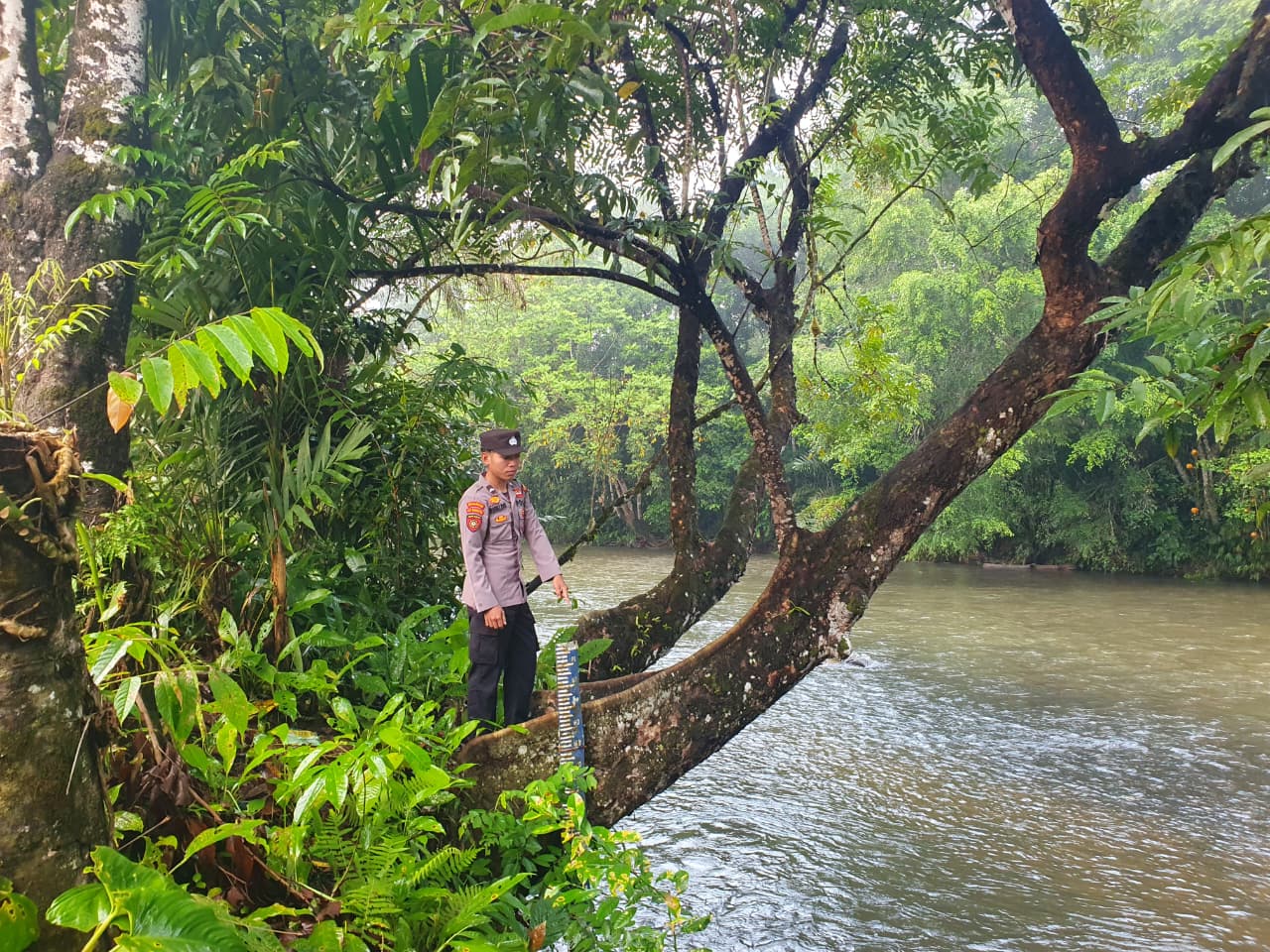 Piket Polsek Delang cek debit air DAS Delang