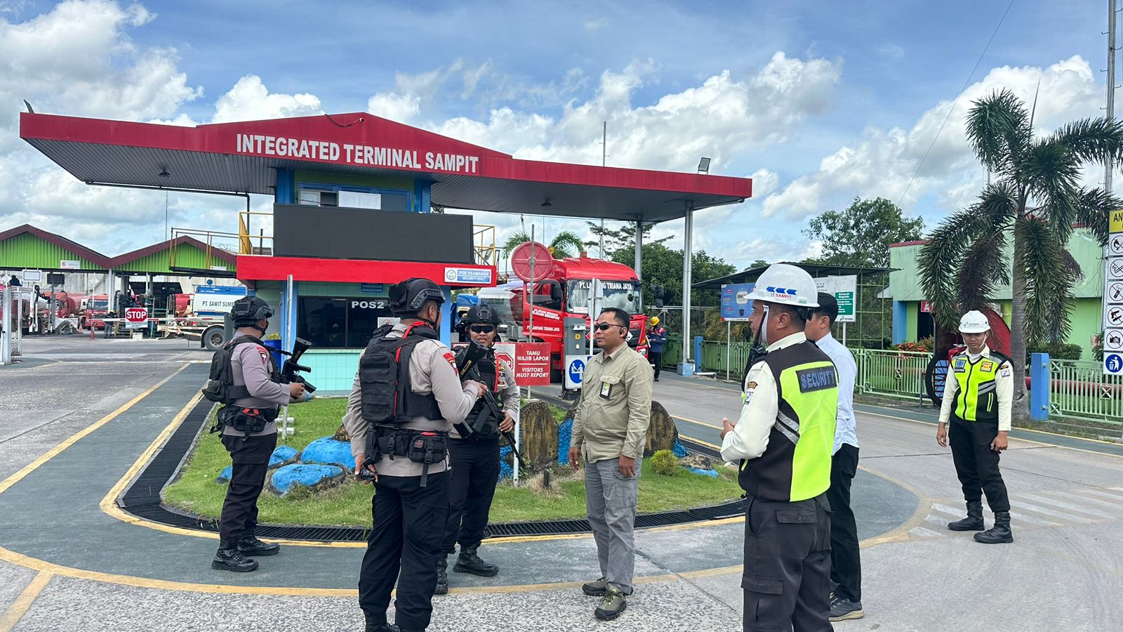 Brimob Kalteng Gelar Patroli Dialogis di Kota Sampit, Perkuat Keamanan di Lokasi Keramaian dan Objek Vital