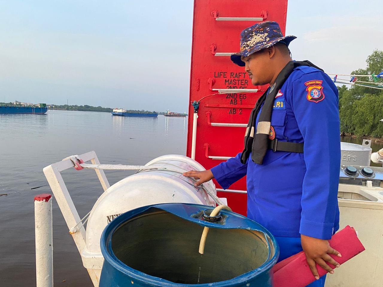 Patroli Rutin, Kapal Ditpolairud Polda Kalteng Periksa Dokumen Kapal dan Cek Alat Keselamatan