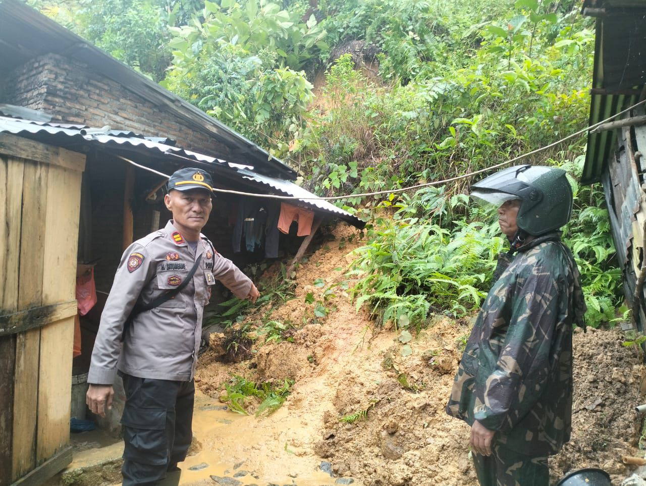 POLRI KERAHKAN PERSONEL MEMBANTU WARGA TERDAMPAK BENCANA DI SUMATERA UTARAJakarta, 25 November 2025