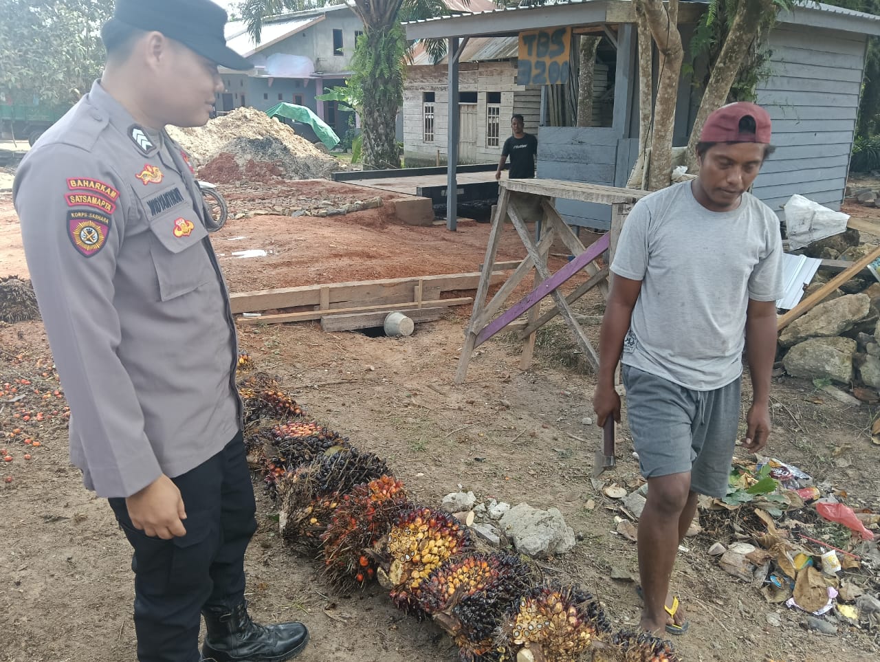 Piket Polsek Lamandau Sambangi Warga yang Sedang Bekerja di Perkebunan Sawit