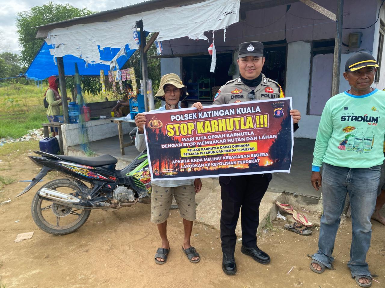 Bhabinkamtibmas Desa Jaya Makmur Sampaikan Himbauan tentang Karhutla Kepada petani