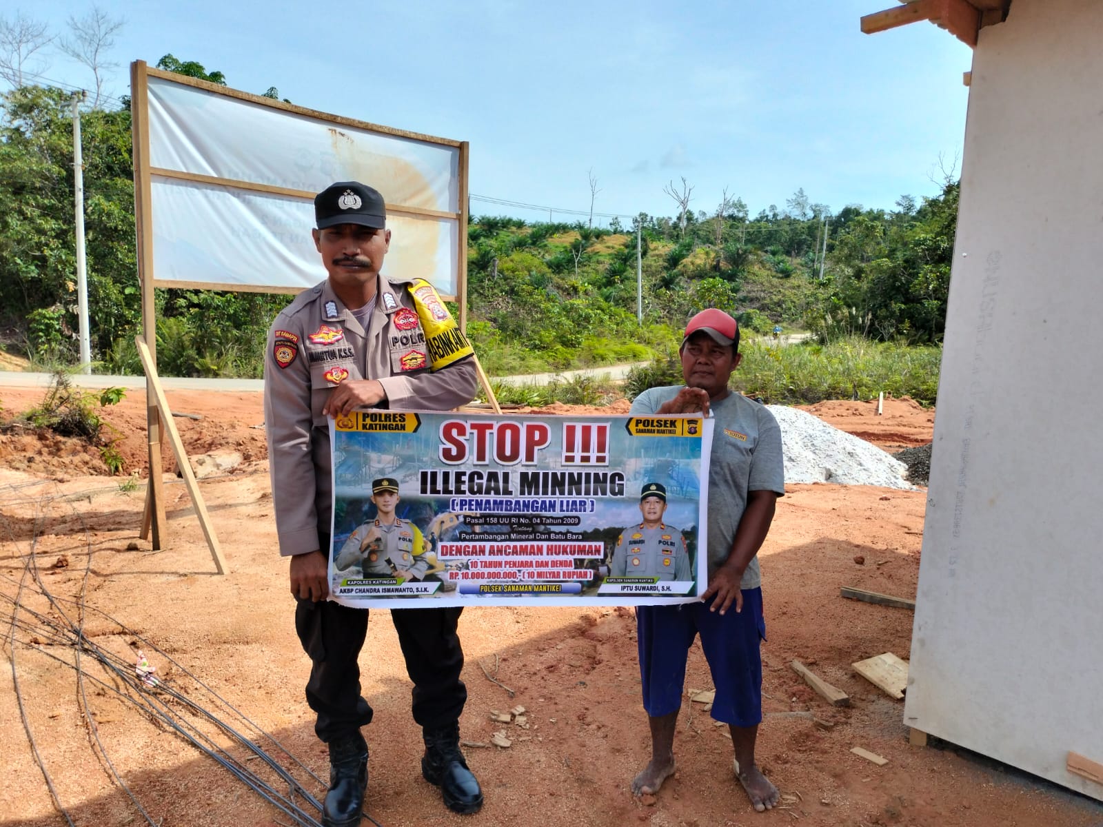 Bhabinkamtibmas Desa Tumbang Jala Sosialisasi tentang larangan Illegal Mining.