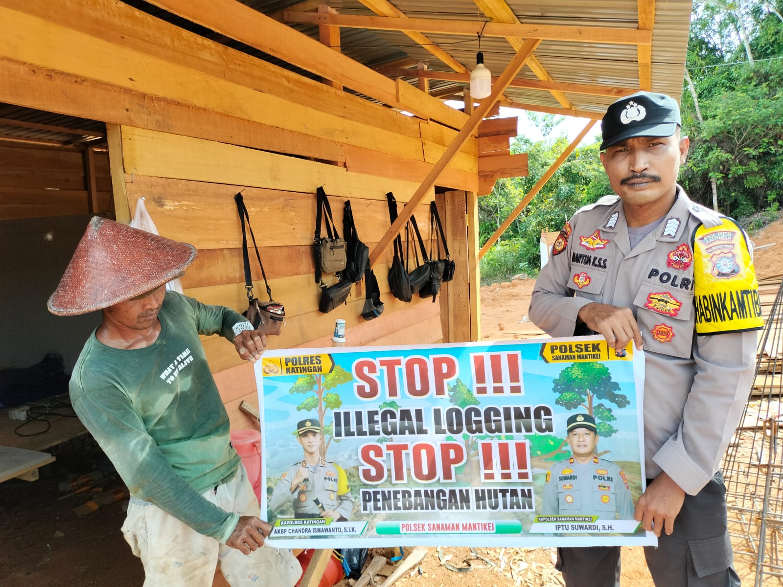 Bhabinkamtibmas laksanakan Sosialisasikan tentang larangan dan sangsi Pidana bagi pelaku Ilegal Logging kepada masyarakat di  Desa Binaan.