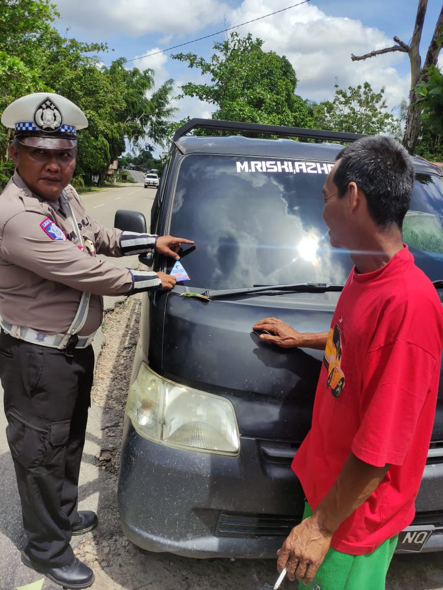 Satlantas Polres Katingan Melakukan Pemasangan Stiker Ops Zebra Telabang 2025