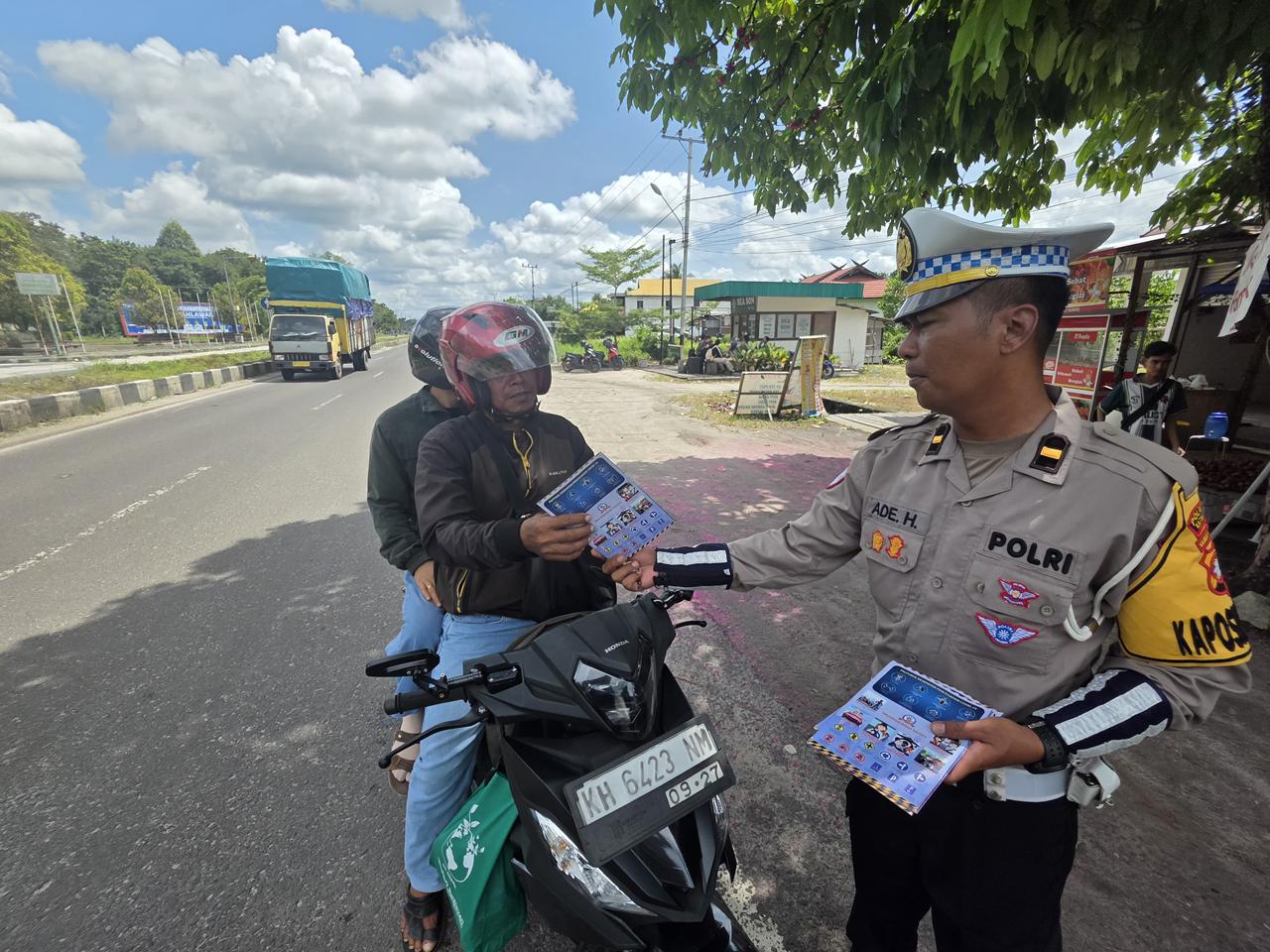 Pembagian Brosur Keselamatan Berlalu Lintas Kepada masyarakat.