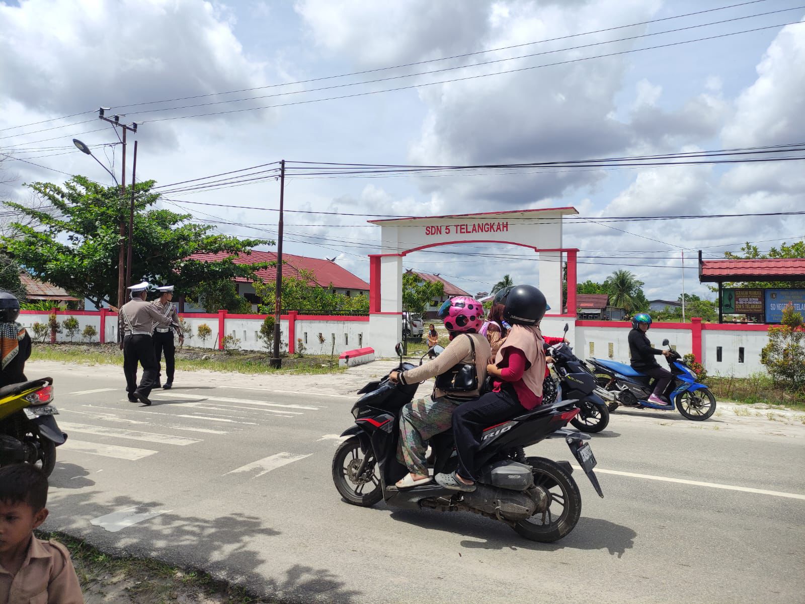 Satlantas Polres Katingan Melakukan Pengaturan Lalu Lintas Saat Jam Pulang Sekolah