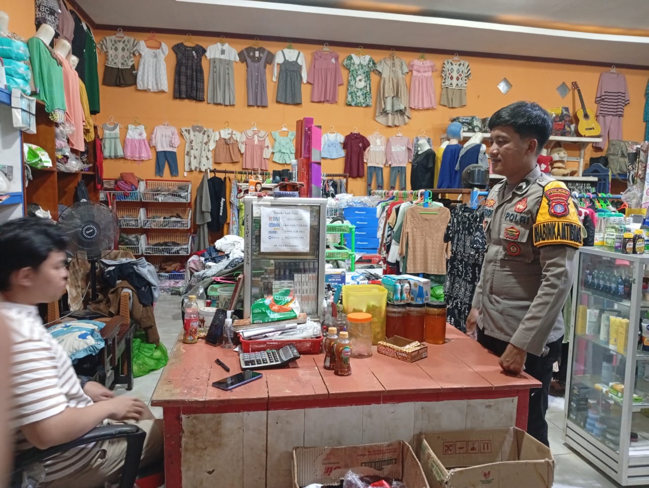 Piket Polsek Lamandau Silaturahmi Ke Pedagang