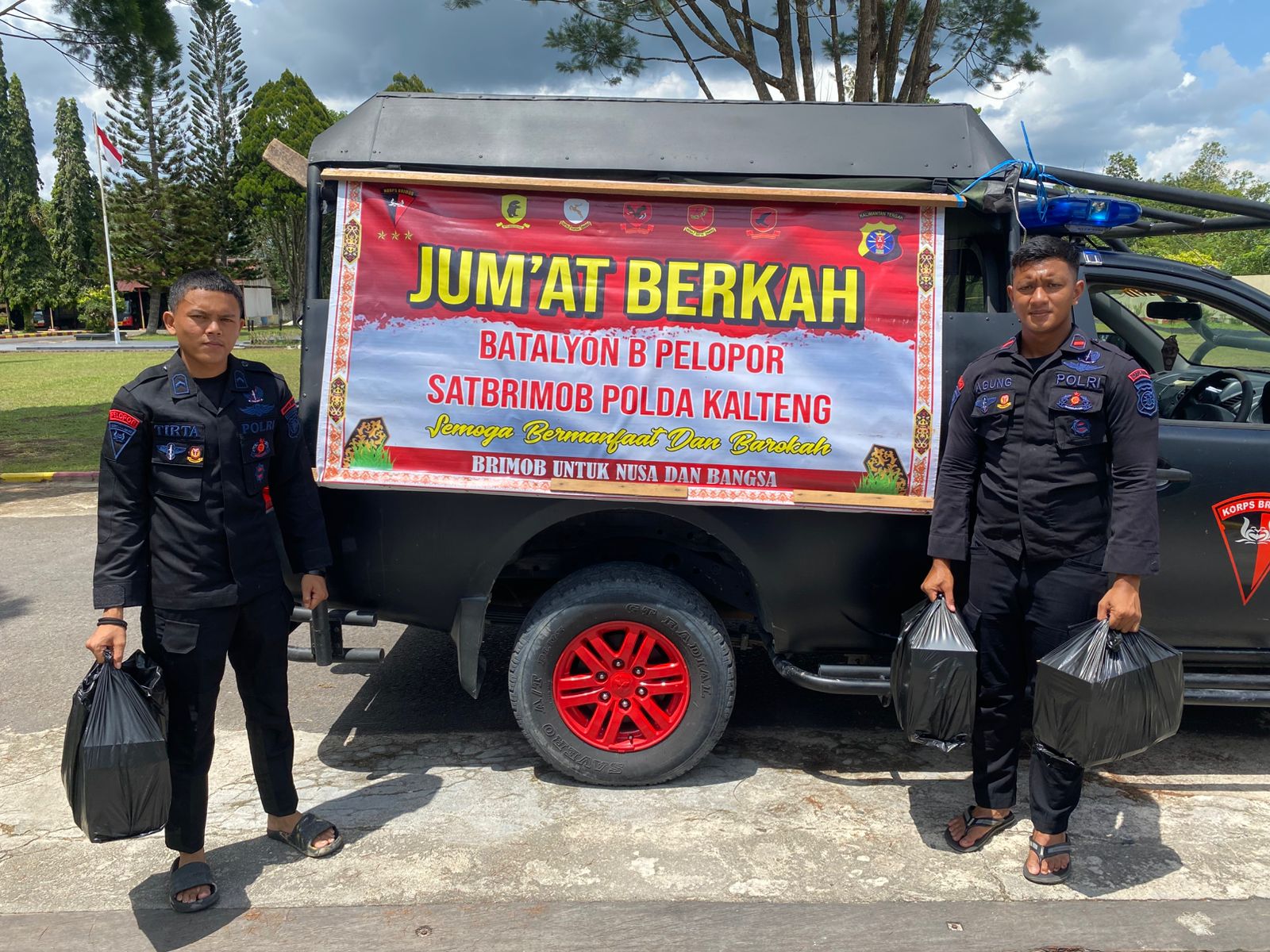 Brimob Kalteng Tebar Kepedulian Lewat Program Jumat Berkah di Sampit dan Pangkalan Bun