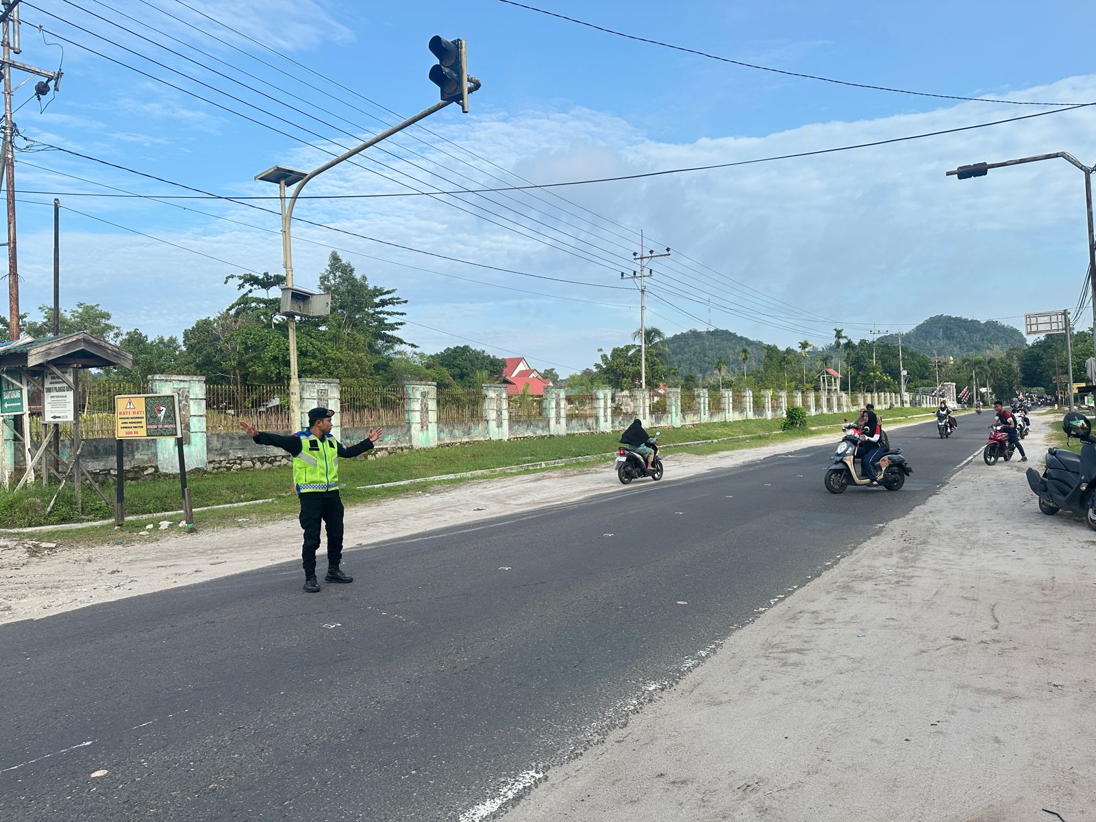 Brimob Kalteng Perkuat Keamanan Pelajar Lewat Pengaturan Lalin di Sekitar Sekolah