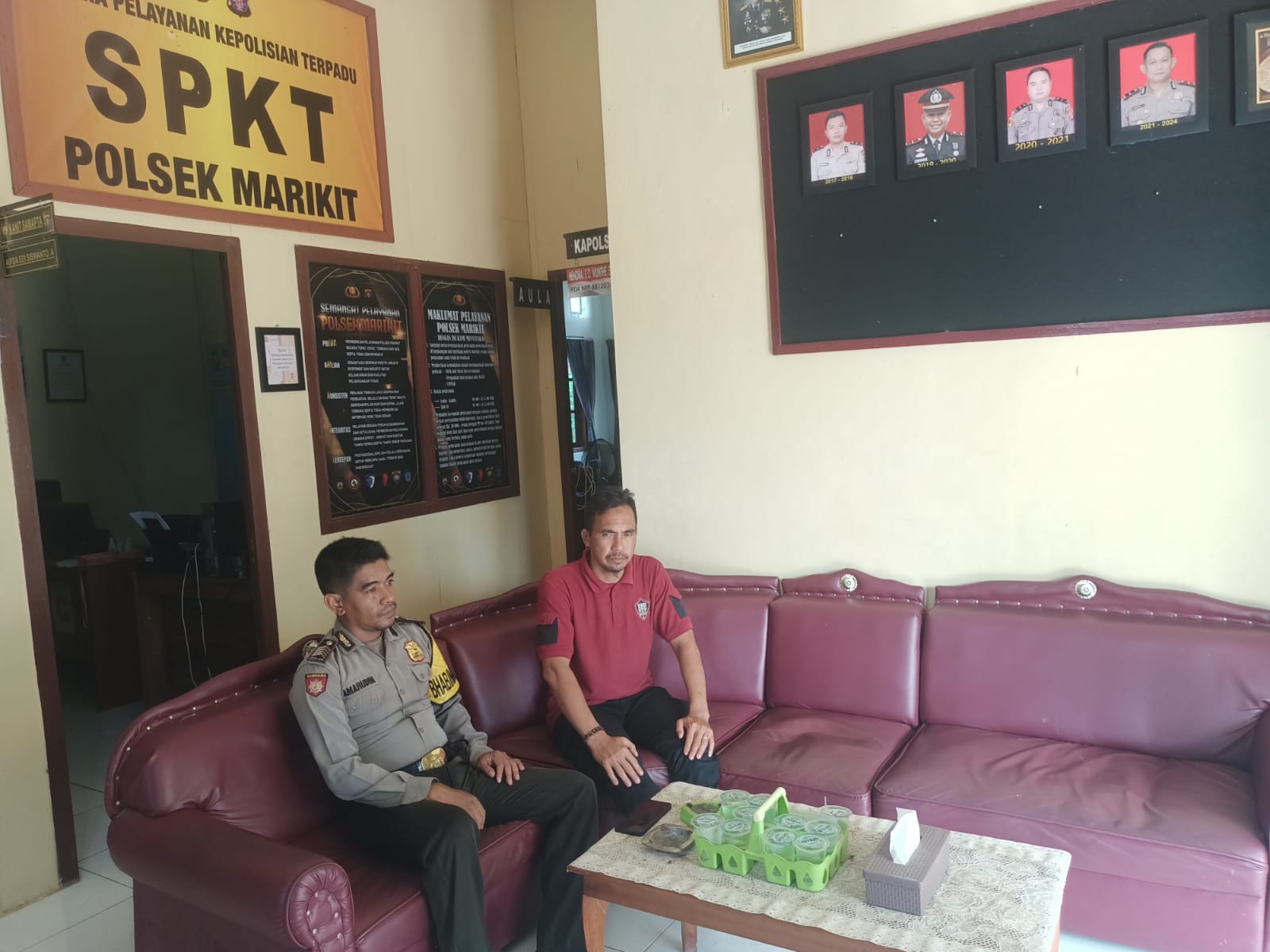 Personel Piket Polsek Marikit Melayani Masyarakat dengan 3S (Senyum, Sapa, Salam) di Mako Penjagaan.