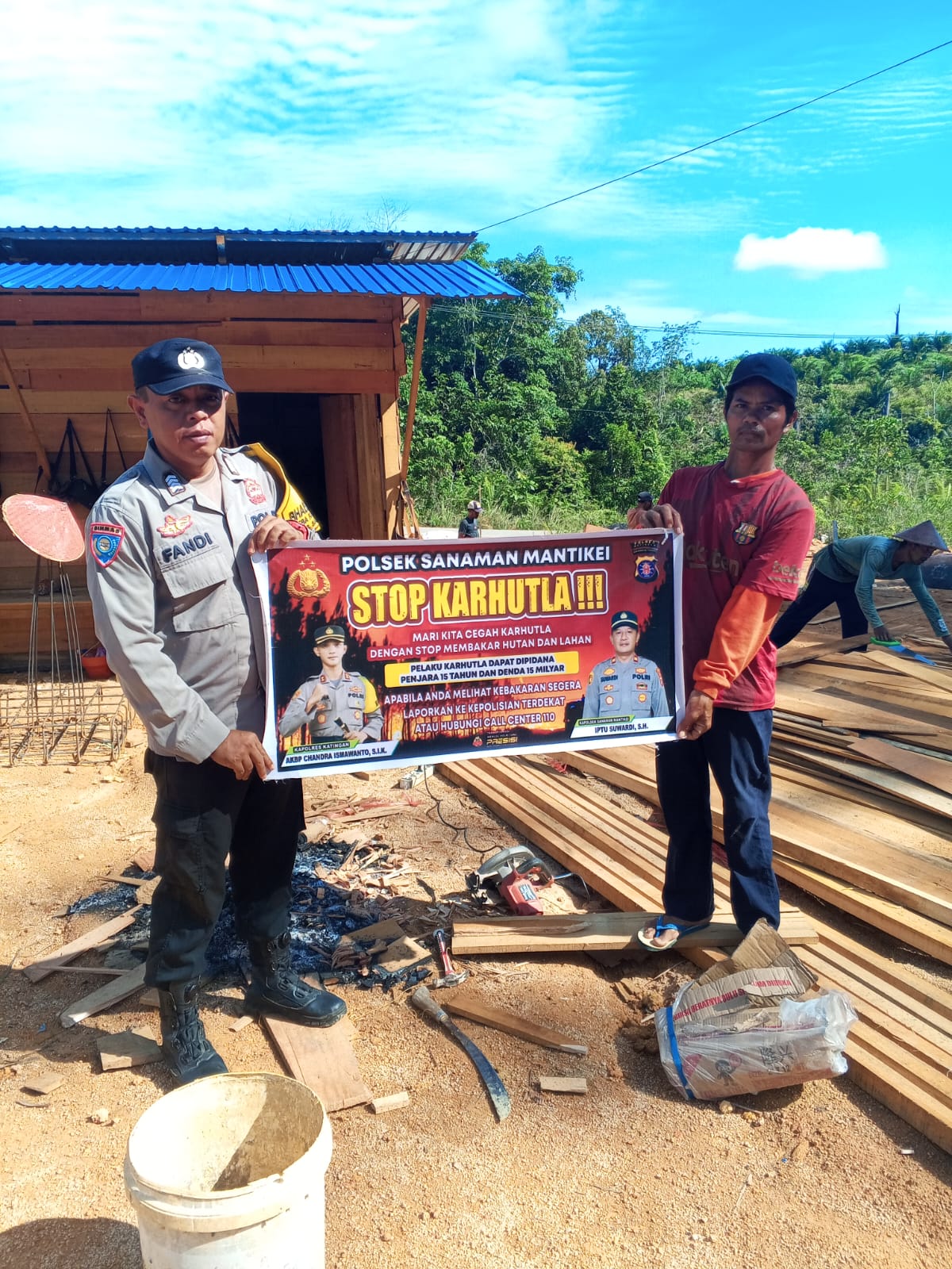 Cegah Kebakaran Hutan dan Lahan Bhabinkambtibmas Polsek Sanaman Mantikei Sosialisasi Karhutla