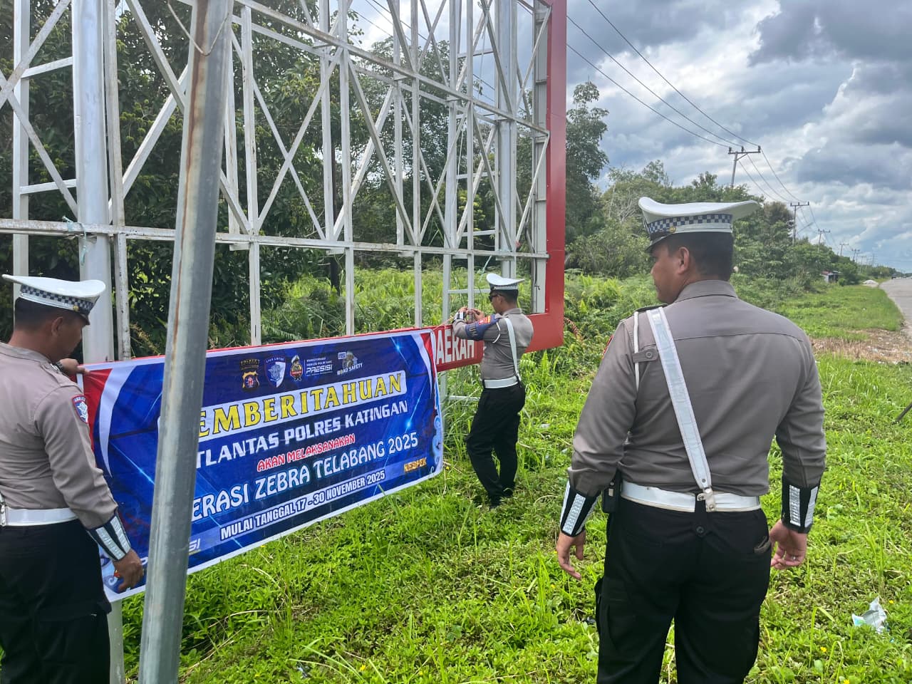 Pemasangan Spanduk Operasi Zebra Telabang 2025 Oleh Personel Satlantas Polres Katingan