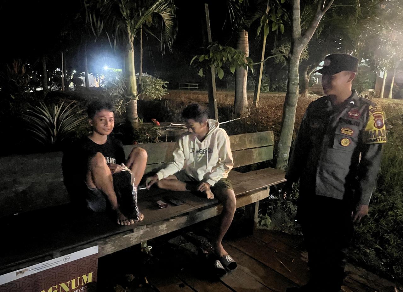 Personel Piket Polsek Lamandau Sambangi Warga, Berikan Imbauan untuk Menjauhi Judi Online