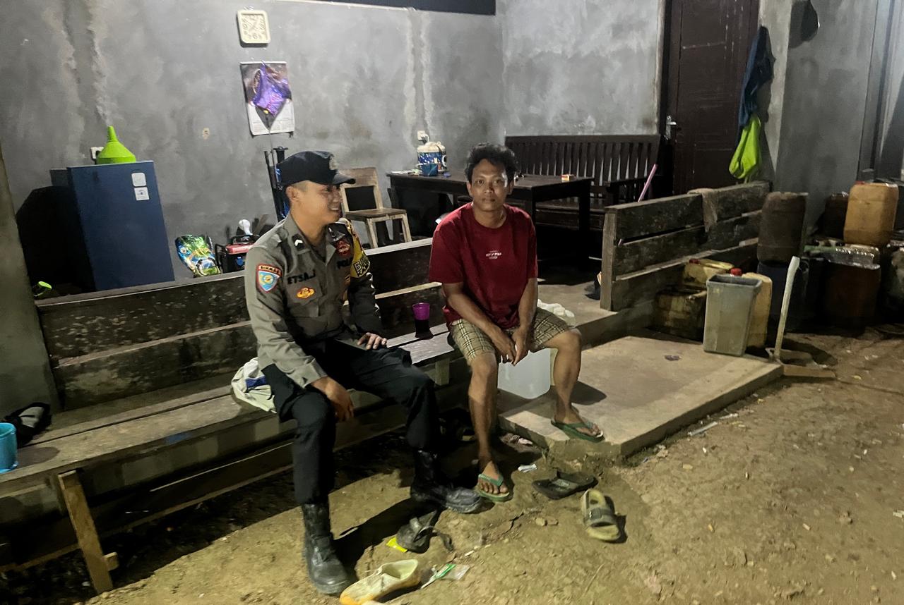 Piket Polsek lamandau melaksanakan Silaturahmi ke masyarakat