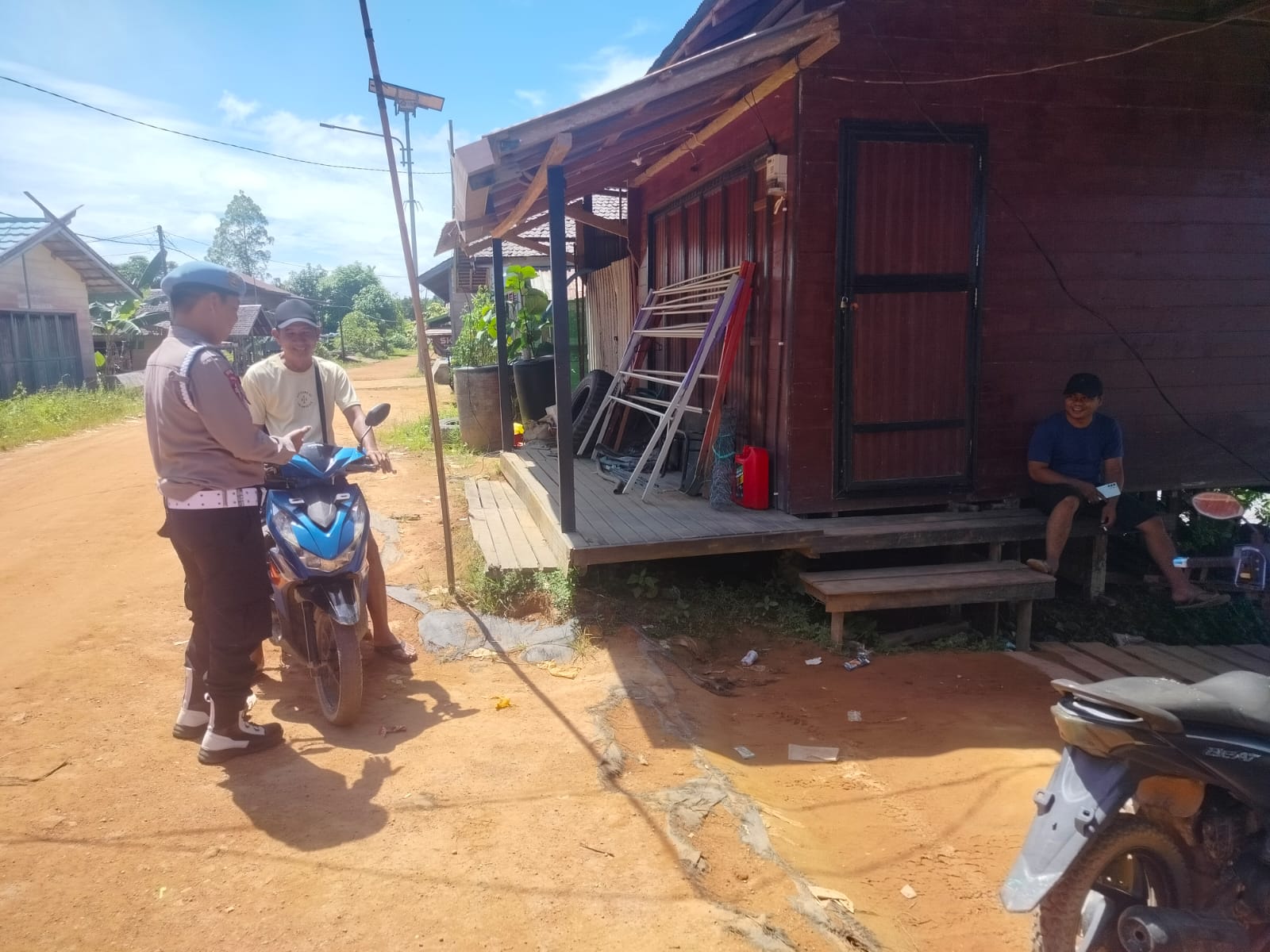 Sambangi warga Babhinkamtibmas ajak masyarakat ikut menjaga keamanan desa.