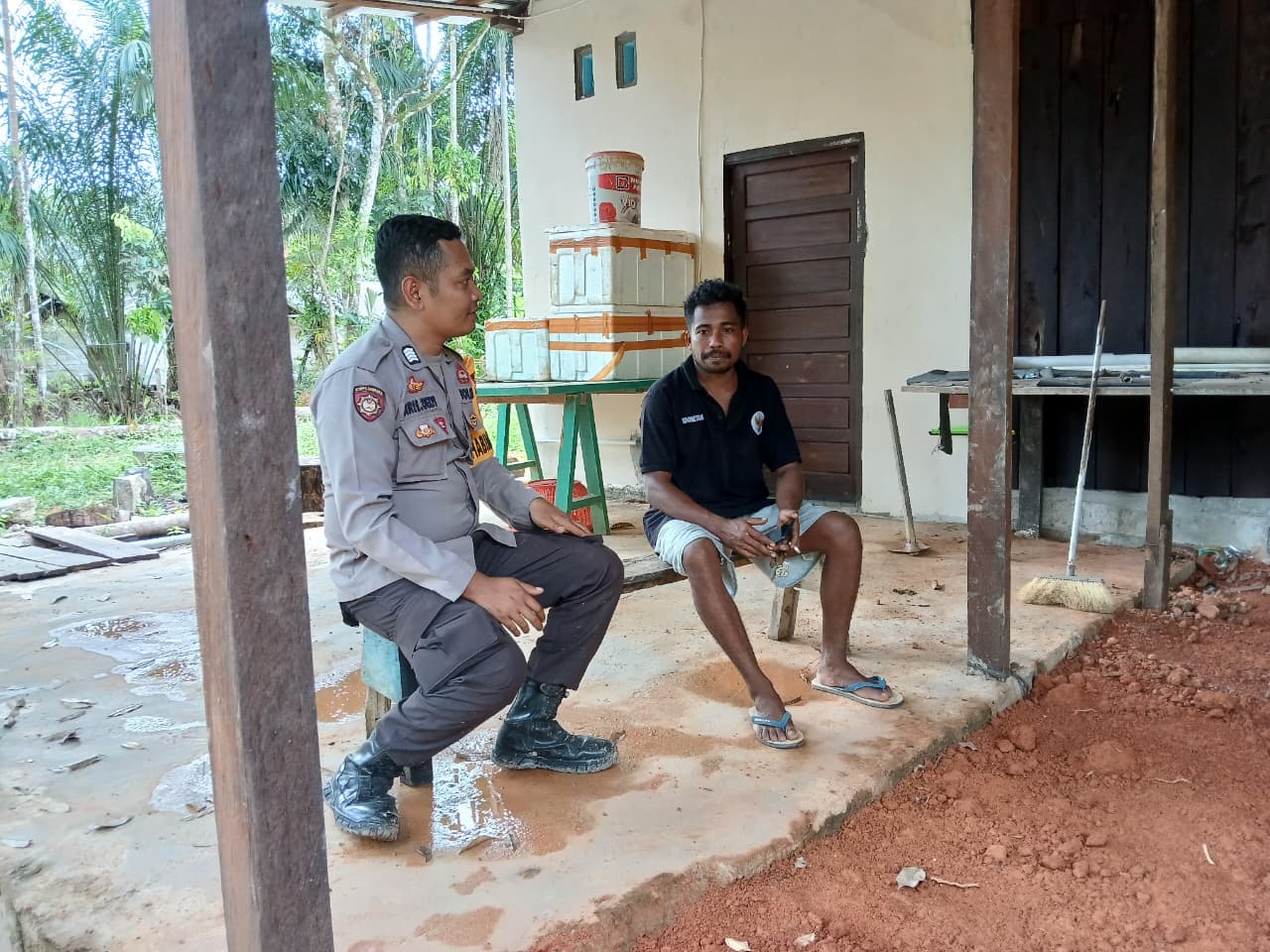 Piket Polsek Silaturahmi kepada Masyarakat yang sedang bekerja