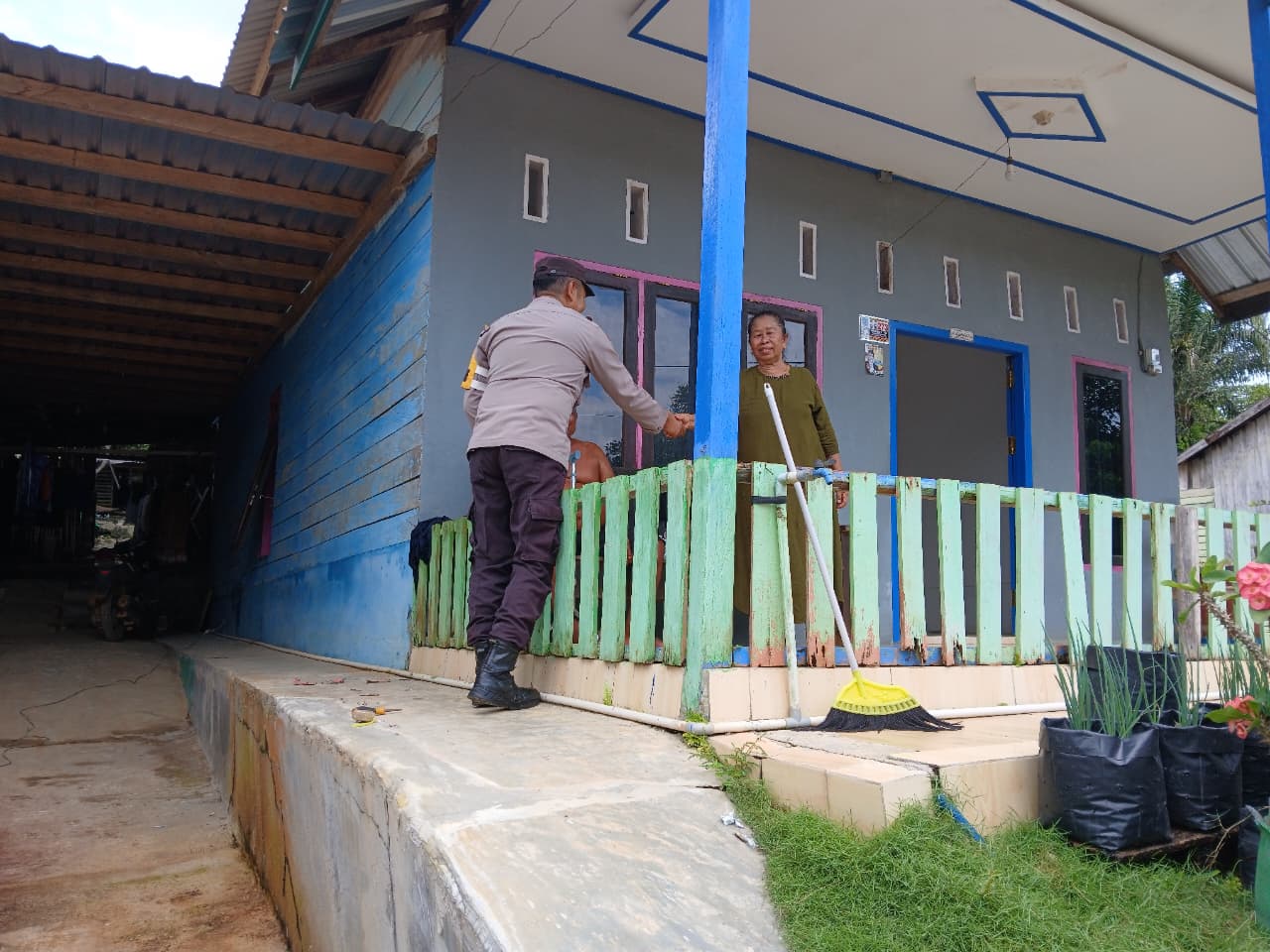 Piket Polsek lamandau melaksanakan Silaturahmi ke masyarakat