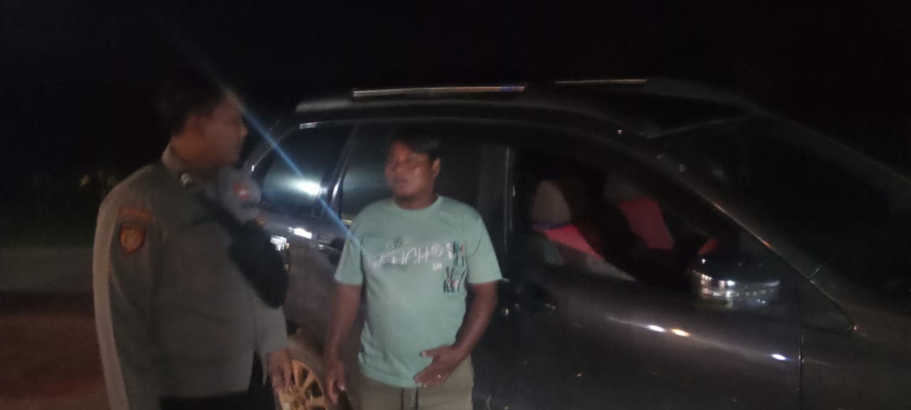 Personil Polsek Sambang Masyrakat yang Sedang Bersantai