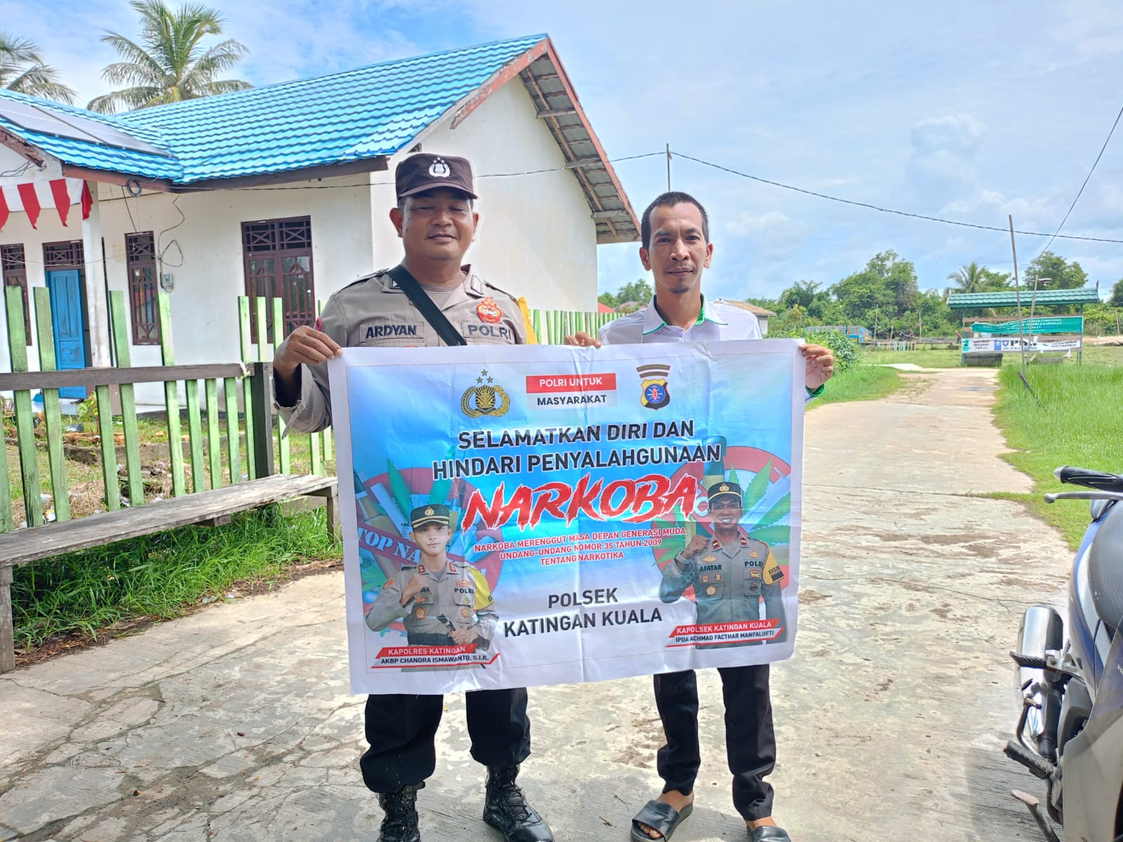 Sampaikan pesan Kamtibmas, Bhabinkamtibmas Polsek Katingan Kuala sambangi Warga.