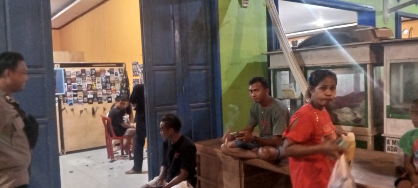 Personil Polsek Sambang Masyrakat yang Sedang Bersantai