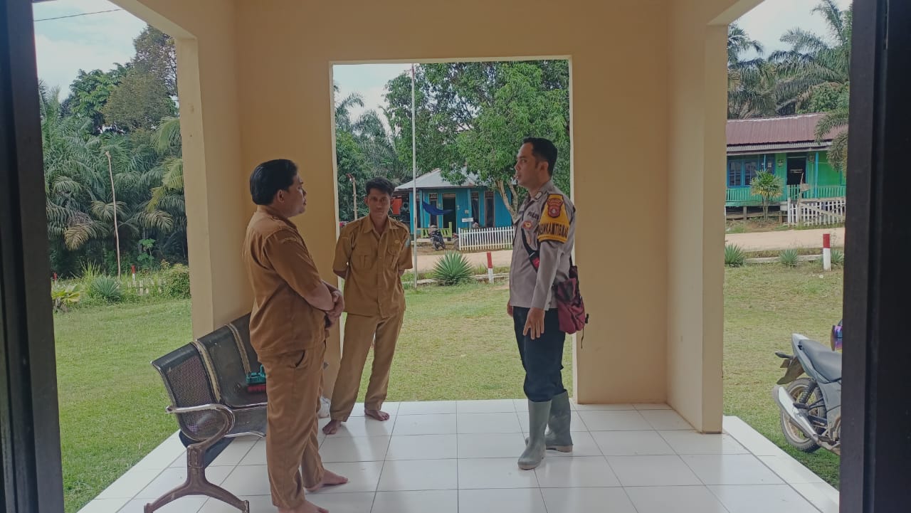 Bhabinkamtibmas Silaturahmi ke Kantor Desa Binaan