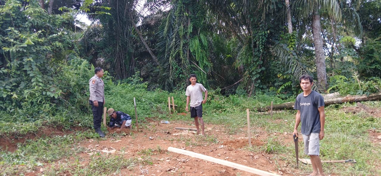 Piket Polsek Silaturahmi kepada Masyarakat yang sedang bekerja