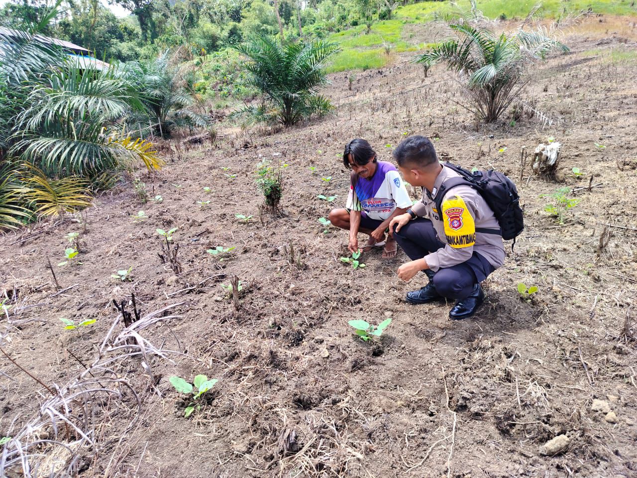 Dukung Ketahanan Pangan, Bhabinkamtibmas Polsek Delang Silaturahmi ke masyarakat terkait Program Asta Cita Presiden RI