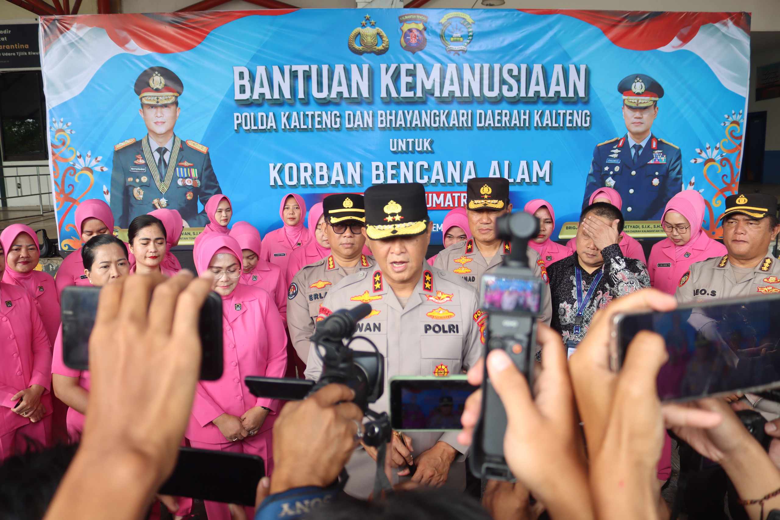 Wujud Kepedulian, Polda Kalteng Kirim 3 Truk Bantuan Kemanusiaan untuk Korban Bencana di Sumatera