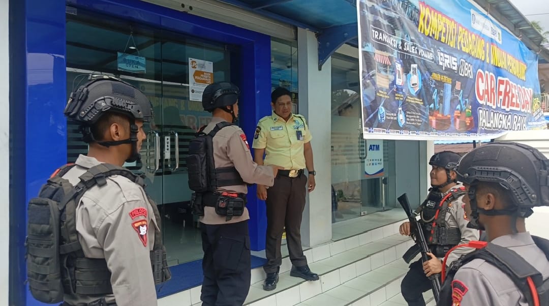 Perkuat Keamanan Wilayah Lewat Patroli Dialogis, Brimob Kalteng Pastikan Aktivitas Warga Aman