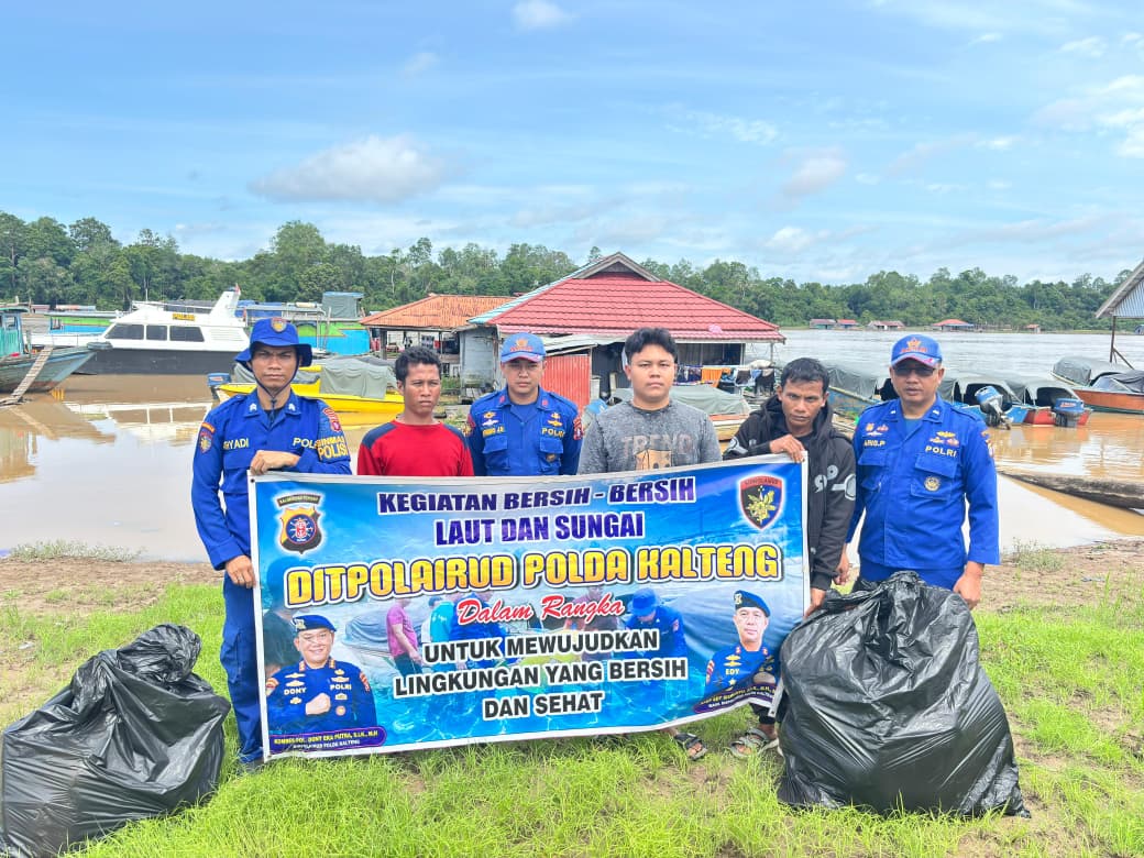 Personel Ditpolairud Polda Kalteng Mengajak Masyarakat Buntok Bersihkan Sampah Dipesisir Sungai Das Barito