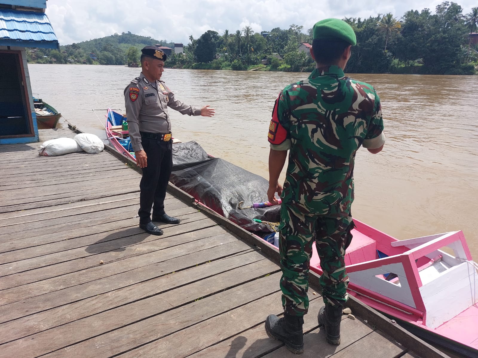 Patroli Pengecekan Debit air Pantau DAS Katingan Antisifasi meluapnya das Katingan sampai Saat ini kondisi debit air Normal sama seperti hari Sebelumnya