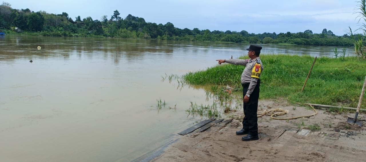 Deteksi Banjir, Polsek Tewang Sangalang Garing dan Pulau Malan Pantau Debit Air