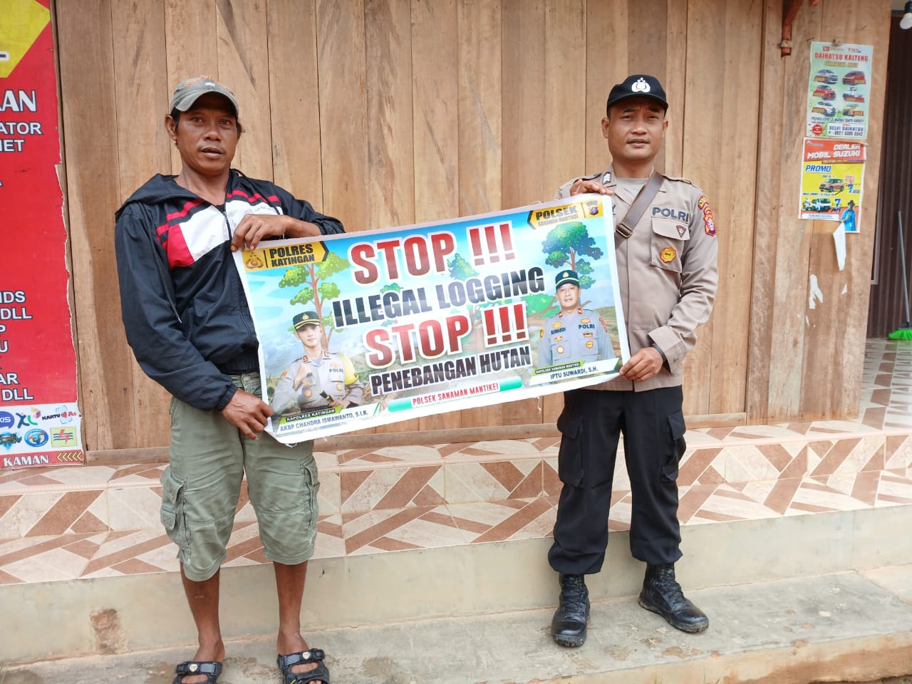 Bhabinkamtibmas laksanakan Sosialisasikan tentang larangan dan sangsi Pidana bagi pelaku Ileggal Logging kepada masyarakat di Desa Binaan.