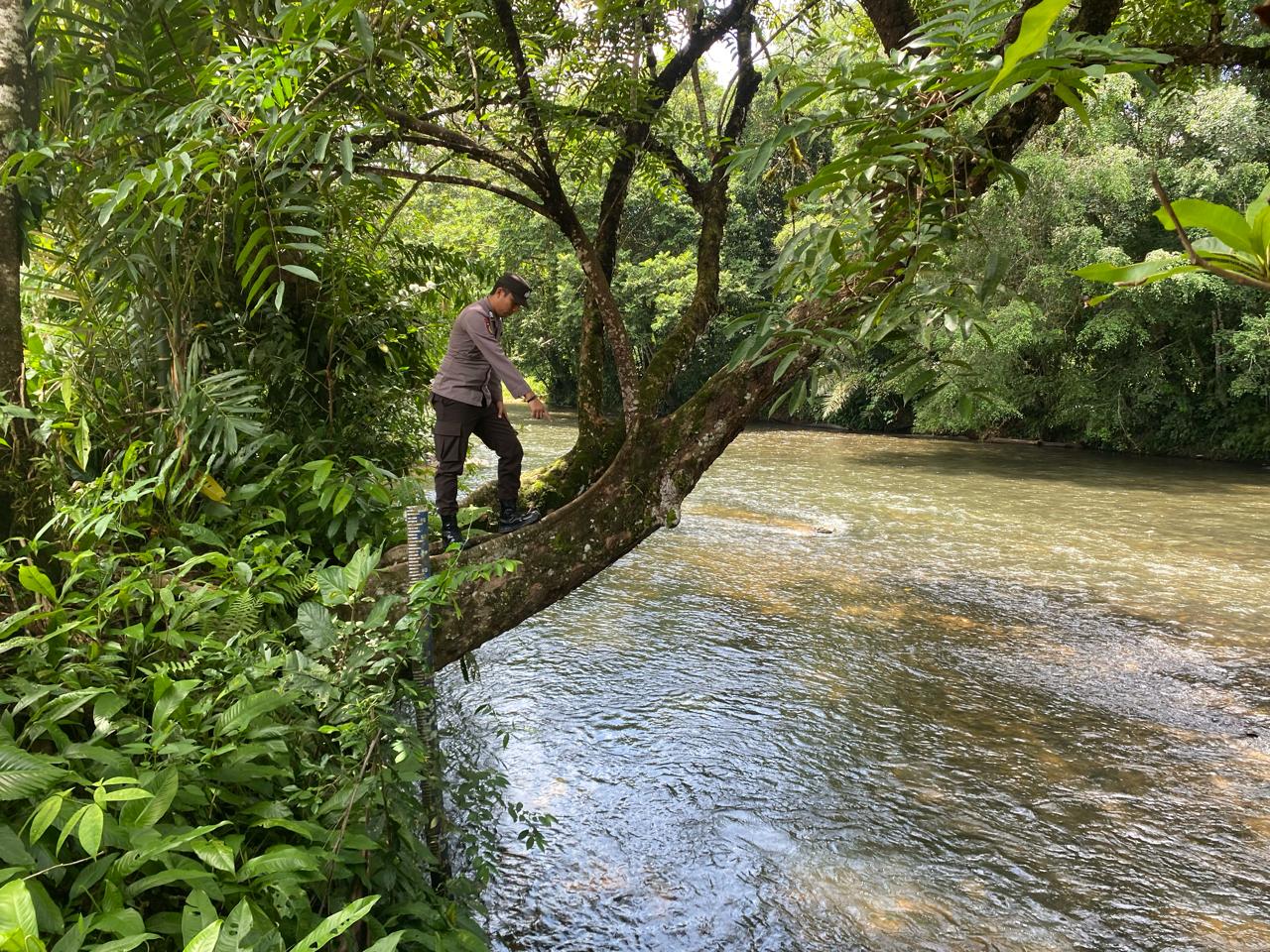Piket Polsek Delang cek debit air DAS Delang