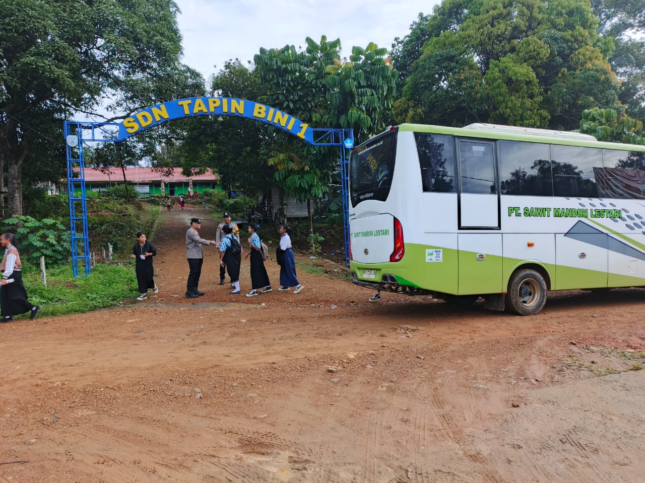 Anggota Polsek lamandau Pengaturan lalu lintas Jalan di Pagi hari