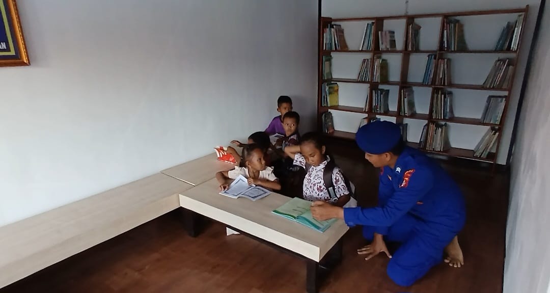 Anak – Anak Kunjungi Pondok Baca Ditpolairud Polda Kalteng Di Mako Perwakilan Pegatan Das Katingan