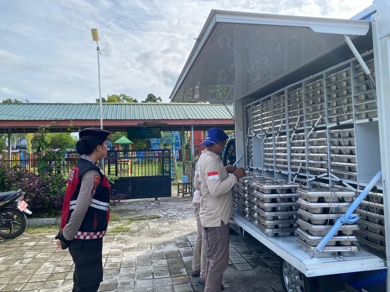 Pastikan Kelancaran Penyaluran MBG, Personel Polwan Ditsamapta Polda Kalteng Kawal Distribusi MBG ke Sekolah Penerima