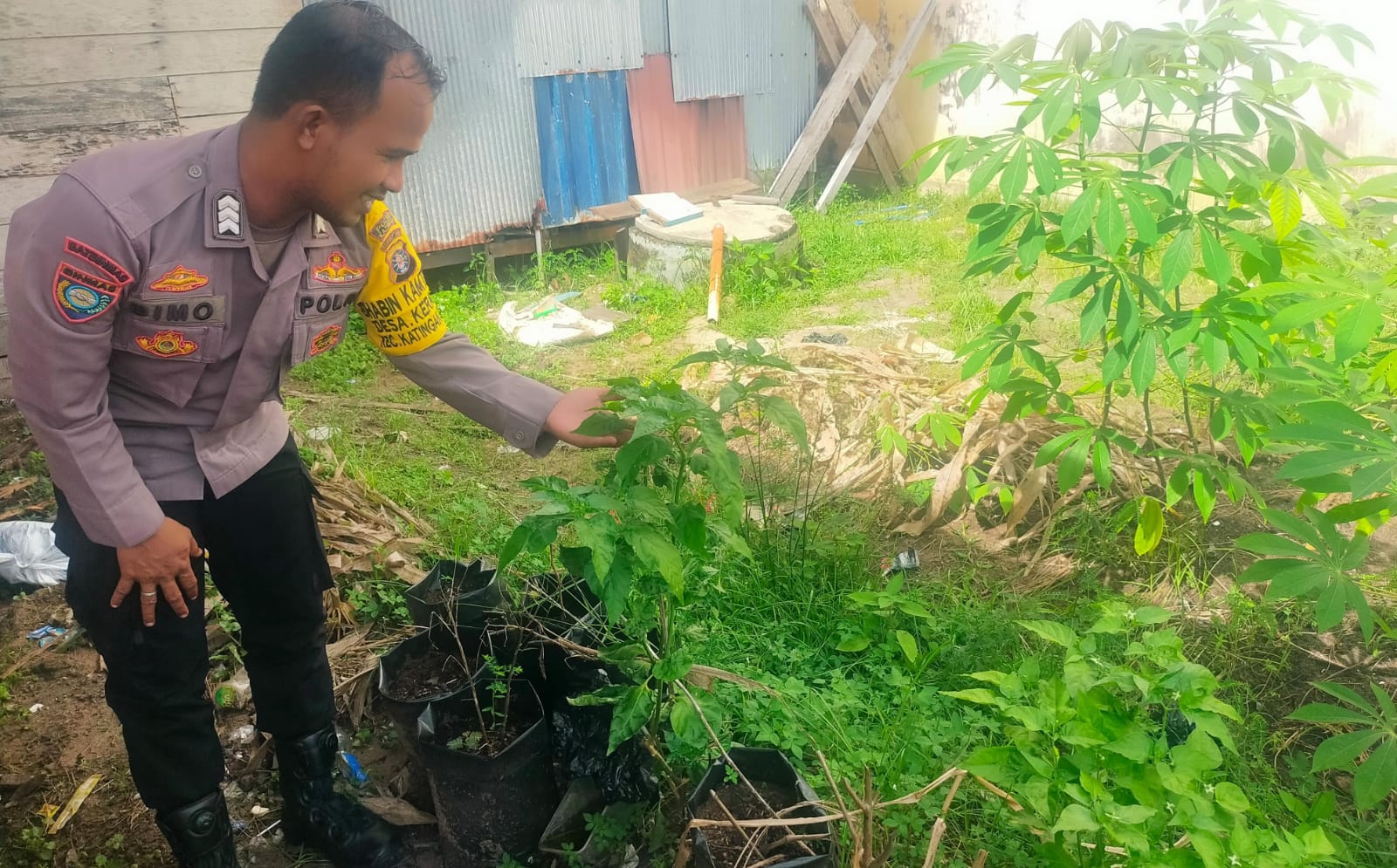 Bhabinkamtibmas Polsek Katingan Kuala cek lokasi pemanfaatan pekarangan rumah warga binaan