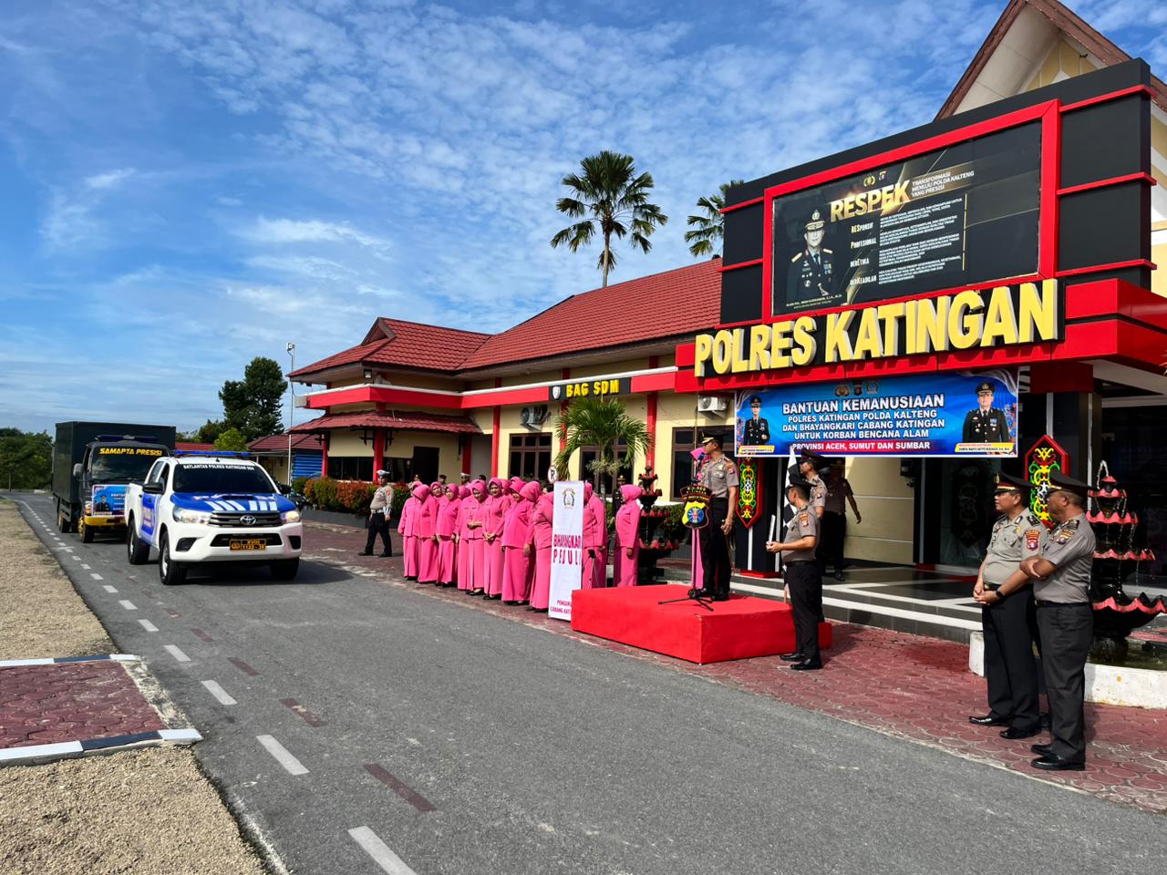 Personel Polres Katingan bersama Bhayangkari Cabang Katingan menggelar Apel Pelepasan Bantuan Kemanusiaan untuk korban bencana alam di Provinsi Aceh, Sumatera Utara (Sumut), dan Sumatera Barat (Sumbar)