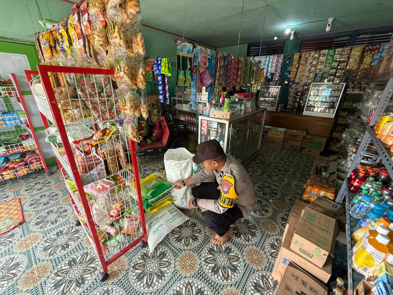 Polsek Montallat Laksanakan Pengecekan Sembako Untuk Pantau Stok Dan Harga Di Pasaran