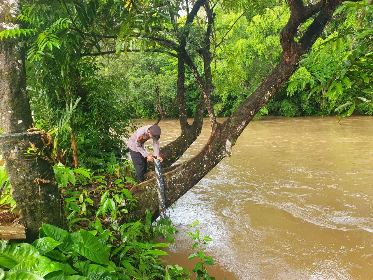 Piket Polsek Delang cek debit air DAS Delang