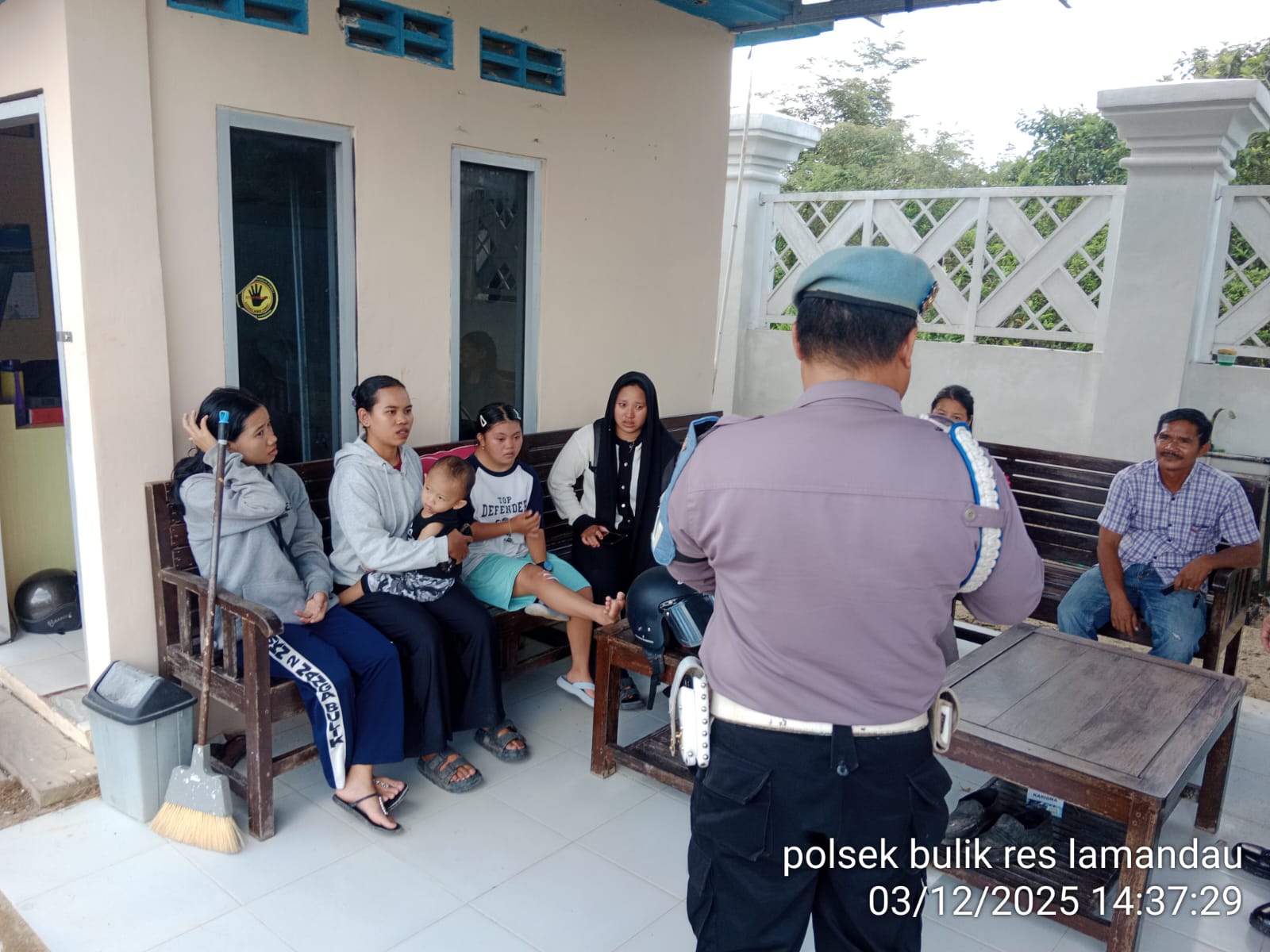 Piket Polsek Bulik Sosialisasikan Tentang Layanan Hotline 110 kepada Masyarakat