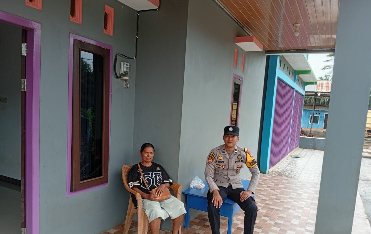 Personel Polsek lamandau melaksanakan sambang kerumah warga