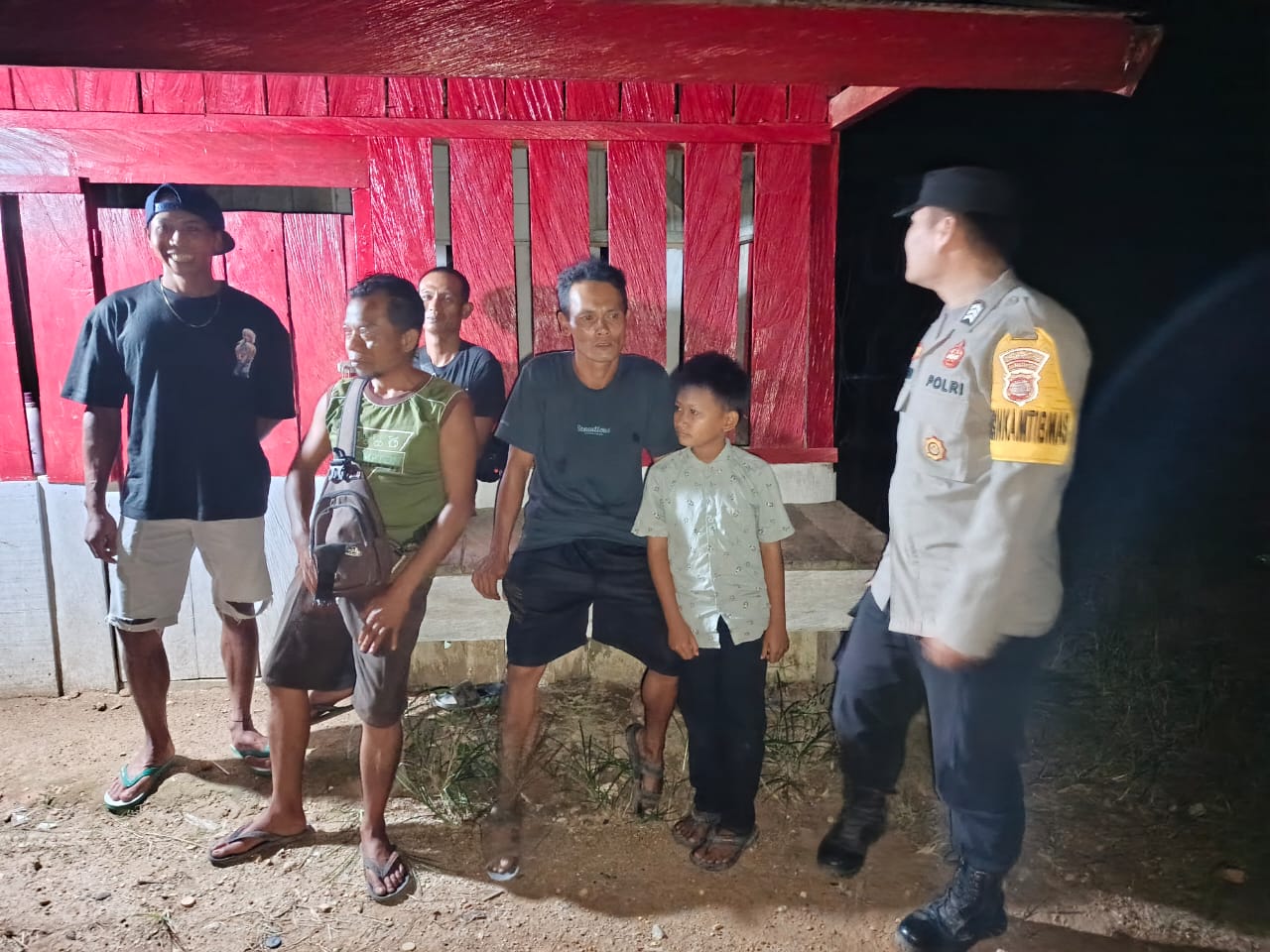 Personel Piket Polsek Lamandau Sambangi Warga, Berikan Imbauan untuk Menjauhi Judi Online