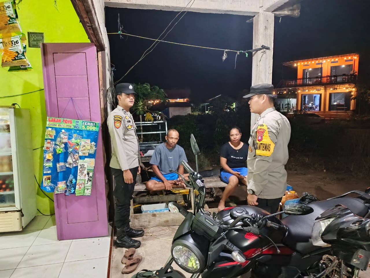 Personil Polsek Sambang Masyrakat yang Sedang Bersantai