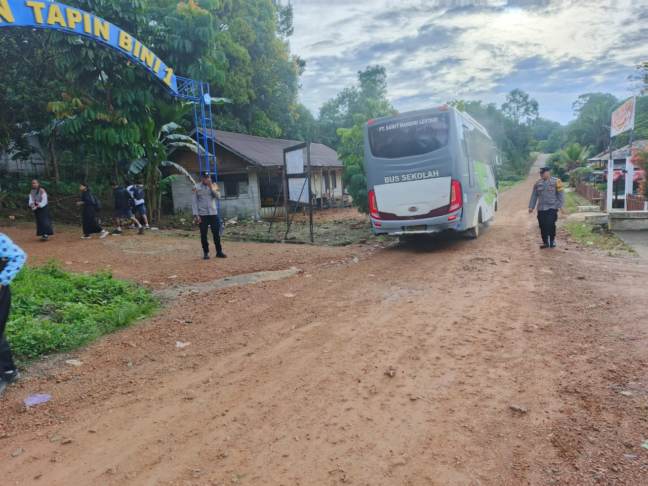 Anggota Polsek lamandau Pengaturan lalu lintas Jalan di Pagi hari