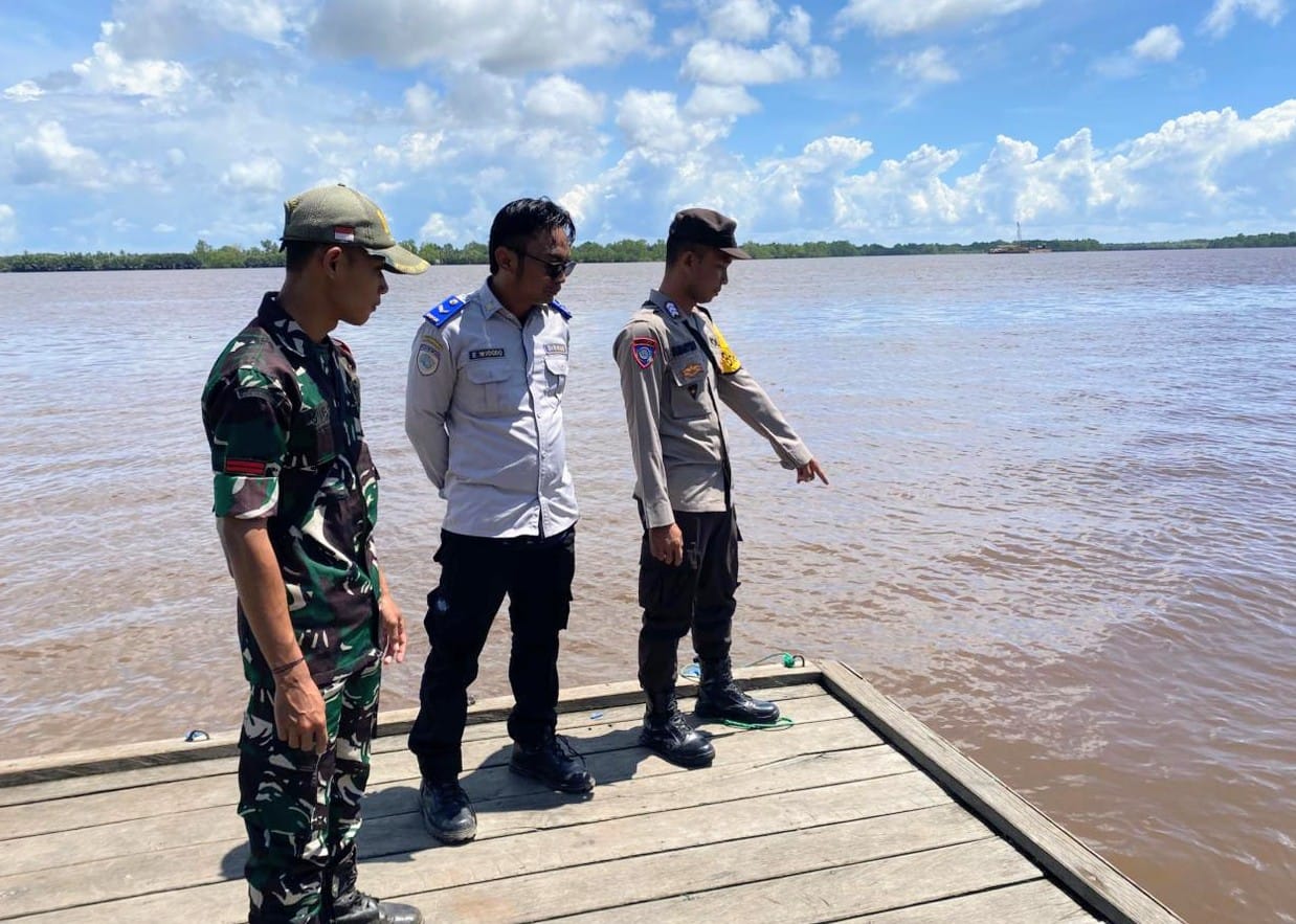 Personil Polsek Katingan Kuala Rutin Melakukan Pengecekan Debit Air untuk Antisipasi Pasang Laut