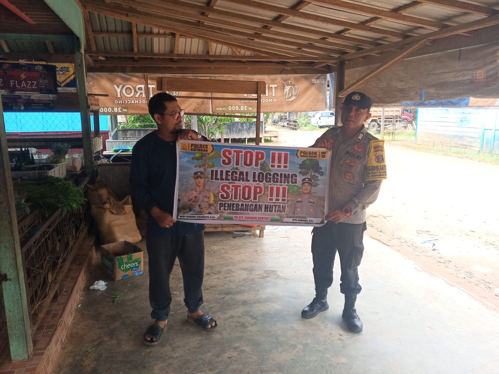 Bhabinkamtibmas laksanakan Sosialisasikan tentang larangan dan sangsi Pidana bagi pelaku Ileggal Logging kepada masyarakat di Desa Binaan.