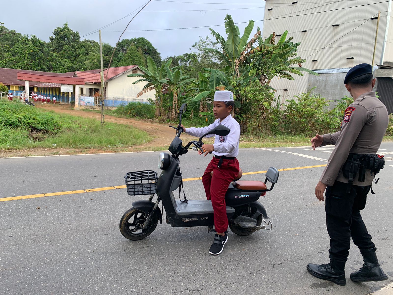 Brimob Kalteng Sigap di Pagi Hari, Jaga Keselamatan Pelajar di Barito Timur